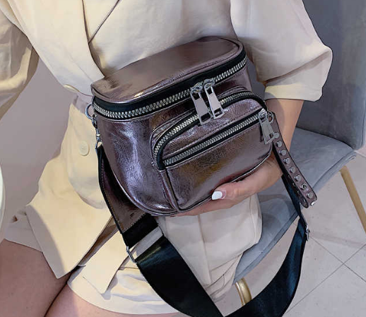 saddlebag - How to carry a shoulder bag and which one to choose.